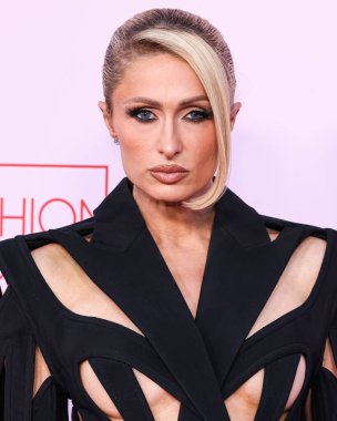 Moda Vakfı 'na Moğol elbisesi giyen Paris Hilton geldi. Ödül 2024, 9 Nisan 2024 'te Beverly Hills, Los Angeles, Kaliforniya, ABD' de bir özel konutta düzenlendi.. 