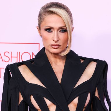 Moda Vakfı 'na Moğol elbisesi giyen Paris Hilton geldi. Ödül 2024, 9 Nisan 2024 'te Beverly Hills, Los Angeles, Kaliforniya, ABD' de bir özel konutta düzenlendi.. 
