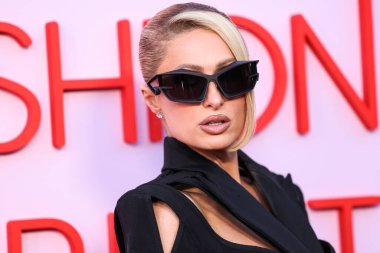 Moda Vakfı 'na Moğol elbisesi giyen Paris Hilton geldi. Ödül 2024, 9 Nisan 2024 'te Beverly Hills, Los Angeles, Kaliforniya, ABD' de bir özel konutta düzenlendi.. 