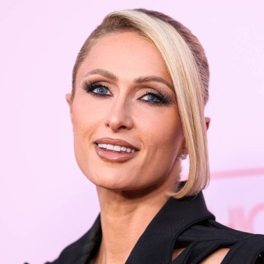 Moda Vakfı 'na Moğol elbisesi giyen Paris Hilton geldi. Ödül 2024, 9 Nisan 2024 'te Beverly Hills, Los Angeles, Kaliforniya, ABD' de bir özel konutta düzenlendi.. 