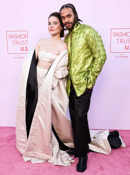 Sophia Bush ve Charles Harbison Amerika Moda Vakfı 'na vardılar. Ödül 2024, 9 Nisan 2024 'te Beverly Hills, Los Angeles, Kaliforniya, ABD' de bir özel konutta düzenlendi..