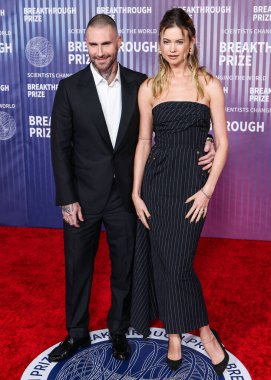 Behati Prinsloo ve eşi Adam Levine, 13 Nisan 2024 'te ABD' nin Kaliforniya eyaletinin Los Angeles kentinde bulunan Akademi Sinema Müzesi 'nde düzenlenen 10..