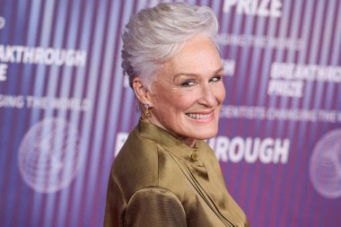 Glenn Close 'un giydiği Giorgio Armani, 13 Nisan 2024' te ABD 'nin Kaliforniya eyaletinin Los Angeles kentindeki Akademi Sinema Müzesi' nde düzenlenen 10..