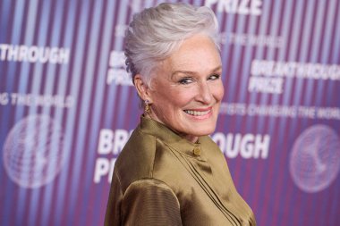 Glenn Close 'un giydiği Giorgio Armani, 13 Nisan 2024' te ABD 'nin Kaliforniya eyaletinin Los Angeles kentindeki Akademi Sinema Müzesi' nde düzenlenen 10..