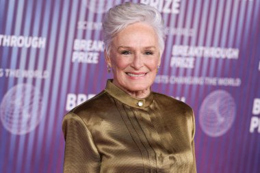 Glenn Close 'un giydiği Giorgio Armani, 13 Nisan 2024' te ABD 'nin Kaliforniya eyaletinin Los Angeles kentindeki Akademi Sinema Müzesi' nde düzenlenen 10..