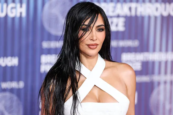 Kim Kardashian Ankommer Den Årlige Gjennombruddsseremonien Holdt Academy Museum Motion royaltyfrie gratis stockfoto