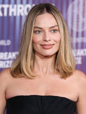 Rick Owens SS24 RTW ve Jennifer Meyer mücevherlerini giyen Margot Robbie, 13 Nisan 2024 'te Los Angeles, Kaliforniya, ABD' deki Akademi Sinema Müzesi 'nde düzenlenen 10..