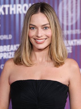 Rick Owens SS24 RTW ve Jennifer Meyer mücevherlerini giyen Margot Robbie, 13 Nisan 2024 'te Los Angeles, Kaliforniya, ABD' deki Akademi Sinema Müzesi 'nde düzenlenen 10.. 