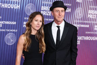 Shauna Robertson ve kocası Edward Norton, 13 Nisan 2024 'te Los Angeles, Kaliforniya, ABD' deki Akademi Sinema Müzesi 'nde düzenlenen 10..