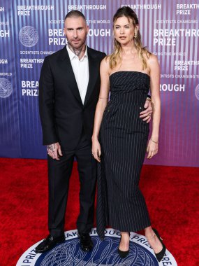 Behati Prinsloo ve eşi Adam Levine, 13 Nisan 2024 'te ABD' nin Kaliforniya eyaletinin Los Angeles kentinde bulunan Akademi Sinema Müzesi 'nde düzenlenen 10..