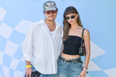 Aktör Cole Sprouse ve kız arkadaşı Ari Fournier, 2024 Coachella Valley Müzik ve Sanat Festivali sırasında düzenlenen 7. REVOLVE Festivali 'ne 13 Nisan 2024' te Palm Springs, ABD 'de düzenlenen 1 - 2..