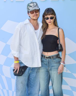 Cole Sprouse ve kız arkadaşı Ari Fournier, 2024 Coachella Valley Müzik ve Sanat Festivali sırasında düzenlenen 7. Geleneksel REVOLVE Festivali 'ne 13 Nisan 2024' te Palm Springs, ABD 'de düzenlenen 1..