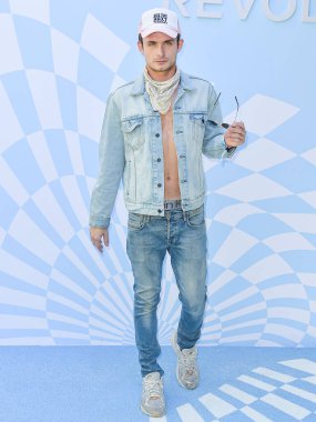 James Kennedy, 2024 Coachella Valley Müzik ve Sanat Festivali sırasında düzenlenen 7. REVOLVE Festivali 'ne 13 Nisan 2024' te Palm Springs, Riverside County, Kaliforniya 'da düzenlenen 1.