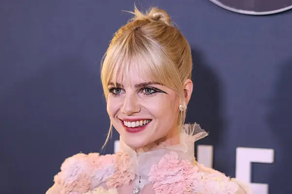 Lucy Boynton Ankommer Los Angeles Premiere Searchlight Pictures Greatest Hits stockbilde
