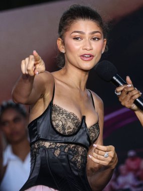 LOS ANGELES, CALIFORNIA, ABD - 16 Nisan: Amerikalı aktris ve şarkıcı Zendaya özel Vera Wang elbisesi ve Bulgari mücevherleri ile Westwood Village Theater 'da düzenlenen' Challengers 'adlı Amazon MGM Stüdyolarının galasına geldi. 