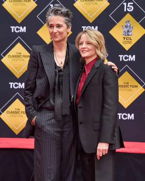 Alexandra Hedison ve eşi Jodie Foster, 19 Nisan 2024 'te Hollywood, Los Angeles' ta düzenlenen TCM Klasik Film Festivali 2024 - TCM Ev Sahipliği ve Ayak İzi Onur Töreni Jodie Foster TCL Çin Tiyatrosu IMAX Forecourt 'ta düzenlenen TCM