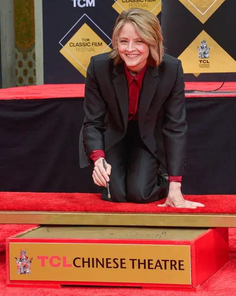 Jodie Foster, 19 Nisan 2024 tarihinde Los Angeles 'ta düzenlenen TCL Çin Tiyatrosu IMAX Forecourt' ta düzenlenen TCM Klasik Film Festivali 2024 - TCM Ev Sahipliği ve Ayak İzi Seremonisi Onur Töreni sırasında çimentoda imzasını attı.