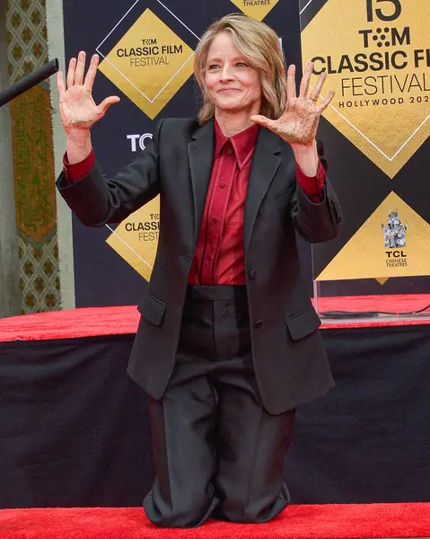 Jodie Foster, 19 Nisan 2024 tarihinde Los Angeles 'ta düzenlenen TCL Çin Tiyatrosu IMAX Forecourt' ta düzenlenen TCM Klasik Film Festivali 2024 - TCM Ev Sahipliği ve Ayak İzi Seremonisi Onur Töreni sırasında çimentoda imzasını attı.