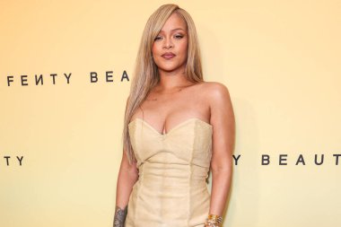 Rihanna (Robyn Rihanna Fenty), 26 Nisan 2024 'te ABD' nin Los Angeles, Kaliforniya kentindeki 7. Cadde Stüdyoları 'nda düzenlenen Fenty Beauty Soft' Lit Natuminous Longwear Foundation için Rihanna x Fenty Güze Fırlatması 'na ulaştı..        