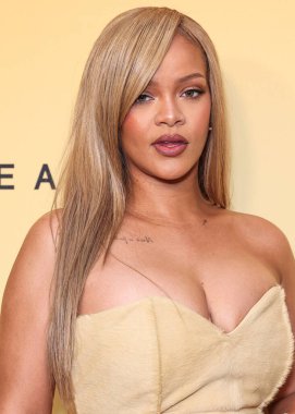 Rihanna (Robyn Rihanna Fenty), 26 Nisan 2024 'te ABD' nin Los Angeles, Kaliforniya kentindeki 7. Cadde Stüdyoları 'nda düzenlenen Fenty Beauty Soft' Lit Natuminous Longwear Foundation için Rihanna x Fenty Güze Fırlatması 'na ulaştı..        