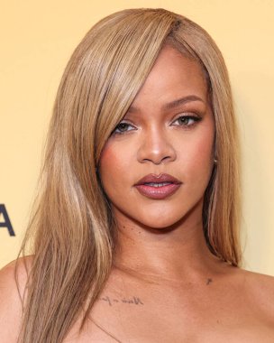 Rihanna (Robyn Rihanna Fenty), 26 Nisan 2024 'te ABD' nin Los Angeles, Kaliforniya kentindeki 7. Cadde Stüdyoları 'nda düzenlenen Fenty Beauty Soft' Lit Natuminous Longwear Foundation için Rihanna x Fenty Güze Fırlatması 'na ulaştı..  