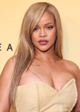 Rihanna (Robyn Rihanna Fenty), 26 Nisan 2024 'te ABD' nin Los Angeles, Kaliforniya kentindeki 7. Cadde Stüdyoları 'nda düzenlenen Fenty Beauty Soft' Lit Natuminous Longwear Foundation için Rihanna x Fenty Güze Fırlatması 'na ulaştı..  