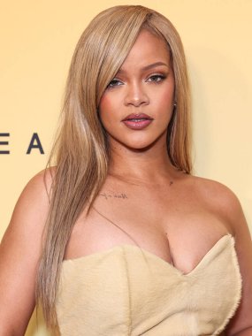 Rihanna (Robyn Rihanna Fenty), 26 Nisan 2024 'te ABD' nin Los Angeles, Kaliforniya kentindeki 7. Cadde Stüdyoları 'nda düzenlenen Fenty Beauty Soft' Lit Natuminous Longwear Foundation için Rihanna x Fenty Güze Fırlatması 'na ulaştı..  