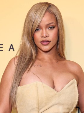 Rihanna (Robyn Rihanna Fenty), 26 Nisan 2024 'te ABD' nin Los Angeles, Kaliforniya kentindeki 7. Cadde Stüdyoları 'nda düzenlenen Fenty Beauty Soft' Lit Natuminous Longwear Foundation için Rihanna x Fenty Güze Fırlatması 'na ulaştı..        