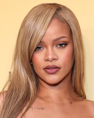 Rihanna (Robyn Rihanna Fenty), 26 Nisan 2024 'te ABD' nin Los Angeles, Kaliforniya kentindeki 7. Cadde Stüdyoları 'nda düzenlenen Fenty Beauty Soft' Lit Natuminous Longwear Foundation için Rihanna x Fenty Güze Fırlatması 'na ulaştı..  