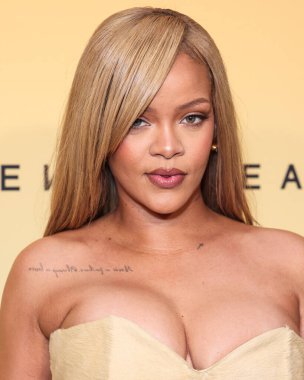 Rihanna (Robyn Rihanna Fenty), 26 Nisan 2024 'te ABD' nin Los Angeles, Kaliforniya kentindeki 7. Cadde Stüdyoları 'nda düzenlenen Fenty Beauty Soft' Lit Natuminous Longwear Foundation için Rihanna x Fenty Güze Fırlatması 'na ulaştı..  