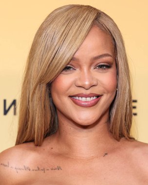 Rihanna (Robyn Rihanna Fenty), 26 Nisan 2024 'te ABD' nin Los Angeles, Kaliforniya kentindeki 7. Cadde Stüdyoları 'nda düzenlenen Fenty Beauty Soft' Lit Natuminous Longwear Foundation için Rihanna x Fenty Güze Fırlatması 'na ulaştı..        