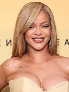 Rihanna (Robyn Rihanna Fenty), 26 Nisan 2024 'te ABD' nin Los Angeles, Kaliforniya kentindeki 7. Cadde Stüdyoları 'nda düzenlenen Fenty Beauty Soft' Lit Natuminous Longwear Foundation için Rihanna x Fenty Güze Fırlatması 'na ulaştı..  