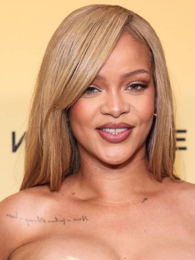 Rihanna (Robyn Rihanna Fenty), 26 Nisan 2024 'te ABD' nin Los Angeles, Kaliforniya kentindeki 7. Cadde Stüdyoları 'nda düzenlenen Fenty Beauty Soft' Lit Natuminous Longwear Foundation için Rihanna x Fenty Güze Fırlatması 'na ulaştı..  