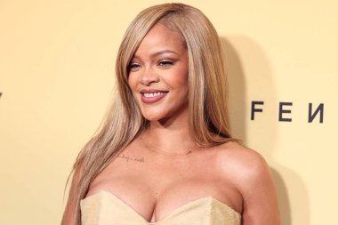 Rihanna (Robyn Rihanna Fenty), 26 Nisan 2024 'te ABD' nin Los Angeles, Kaliforniya kentindeki 7. Cadde Stüdyoları 'nda düzenlenen Fenty Beauty Soft' Lit Natuminous Longwear Foundation için Rihanna x Fenty Güze Fırlatması 'na ulaştı.. 