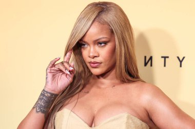 Rihanna (Robyn Rihanna Fenty), 26 Nisan 2024 'te ABD' nin Los Angeles, Kaliforniya kentindeki 7. Cadde Stüdyoları 'nda düzenlenen Fenty Beauty Soft' Lit Natuminous Longwear Foundation için Rihanna x Fenty Güze Fırlatması 'na ulaştı.. 