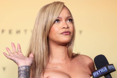 Rihanna (Robyn Rihanna Fenty), 26 Nisan 2024 'te ABD' nin Los Angeles, Kaliforniya kentindeki 7. Cadde Stüdyoları 'nda düzenlenen Fenty Beauty Soft' Lit Natuminous Longwear Foundation için Rihanna x Fenty Güze Fırlatması 'na ulaştı.. 