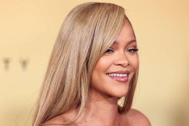 Rihanna (Robyn Rihanna Fenty), 26 Nisan 2024 'te ABD' nin Los Angeles, Kaliforniya kentindeki 7. Cadde Stüdyoları 'nda düzenlenen Fenty Beauty Soft' Lit Natuminous Longwear Foundation için Rihanna x Fenty Güze Fırlatması 'na ulaştı.. 