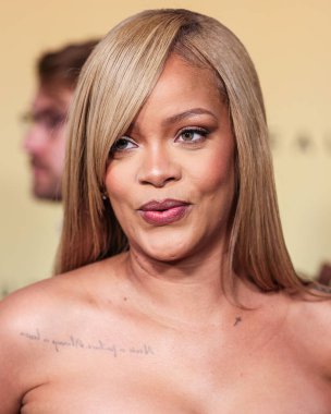 Rihanna (Robyn Rihanna Fenty), 26 Nisan 2024 'te ABD' nin Los Angeles, Kaliforniya kentindeki 7. Cadde Stüdyoları 'nda düzenlenen Fenty Beauty Soft' Lit Natuminous Longwear Foundation için Rihanna x Fenty Güze Fırlatması 'na ulaştı.. 