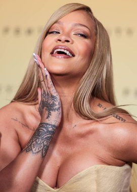 Rihanna (Robyn Rihanna Fenty), 26 Nisan 2024 'te ABD' nin Los Angeles, Kaliforniya kentindeki 7. Cadde Stüdyoları 'nda düzenlenen Fenty Beauty Soft' Lit Natuminous Longwear Foundation için Rihanna x Fenty Güze Fırlatması 'na ulaştı.. 