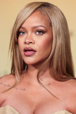 Rihanna (Robyn Rihanna Fenty), 26 Nisan 2024 'te ABD' nin Los Angeles, Kaliforniya kentindeki 7. Cadde Stüdyoları 'nda düzenlenen Fenty Beauty Soft' Lit Natuminous Longwear Foundation için Rihanna x Fenty Güze Fırlatması 'na ulaştı.. 