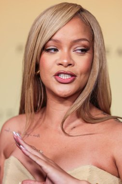 Rihanna (Robyn Rihanna Fenty), 26 Nisan 2024 'te ABD' nin Los Angeles, Kaliforniya kentindeki 7. Cadde Stüdyoları 'nda düzenlenen Fenty Beauty Soft' Lit Natuminous Longwear Foundation için Rihanna x Fenty Güze Fırlatması 'na ulaştı.. 
