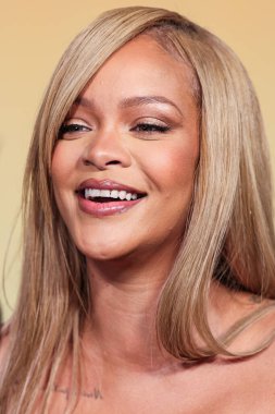 Rihanna (Robyn Rihanna Fenty), 26 Nisan 2024 'te ABD' nin Los Angeles, Kaliforniya kentindeki 7. Cadde Stüdyoları 'nda düzenlenen Fenty Beauty Soft' Lit Natuminous Longwear Foundation için Rihanna x Fenty Güze Fırlatması 'na ulaştı.. 