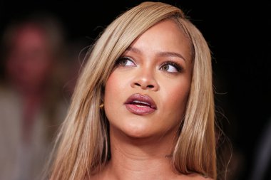 Rihanna (Robyn Rihanna Fenty), 26 Nisan 2024 'te ABD' nin Los Angeles, Kaliforniya kentindeki 7. Cadde Stüdyoları 'nda düzenlenen Fenty Beauty Soft' Lit Natuminous Longwear Foundation için Rihanna x Fenty Güze Fırlatması 'na ulaştı.. 