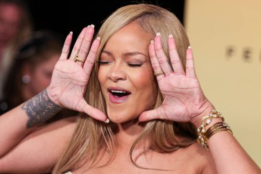 Rihanna (Robyn Rihanna Fenty), 26 Nisan 2024 'te ABD' nin Los Angeles, Kaliforniya kentindeki 7. Cadde Stüdyoları 'nda düzenlenen Fenty Beauty Soft' Lit Natuminous Longwear Foundation için Rihanna x Fenty Güze Fırlatması 'na ulaştı.. 