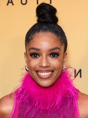 Amerikalı gazeteci Francesca Amiker, 26 Nisan 2024 'te Amerika Birleşik Devletleri' nin Los Angeles, Kaliforniya kentindeki 7. Cadde Stüdyoları 'nda düzenlenen, Fenty Beauty Soft' Lit Natuminous Longwear Vakfı için Rihanna x Fenty Beauty New Product Launch 'a geldi.. 