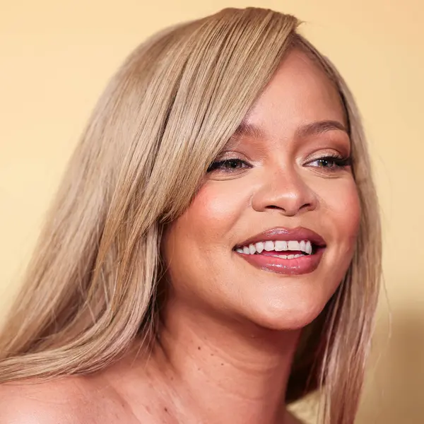 Rihanna (Robyn Rihanna Fenty), 26 Nisan 2024 'te ABD' nin Los Angeles, Kaliforniya kentindeki 7. Cadde Stüdyoları 'nda düzenlenen Fenty Beauty Soft' Lit Natuminous Longwear Foundation için Rihanna x Fenty Güze Fırlatması 'na ulaştı.. 