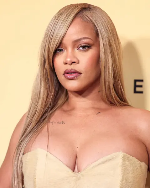 Rihanna Robyn Rihanna Fenty Ankommer Rihanna Fenty Beauty New Product stockbilde