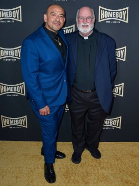 Jose Arellano ve Greg Boyle, 27 Nisan 2024 'te Los Angeles Los Angeles Live' da düzenlenen 2024 Lo Maximo Ödülleri ve bağış galasına geldiler.. 