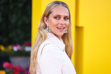 Chanel tarafından giyilen Teresa Palmer, Los Angeles Universal Pictures 'ın 