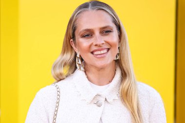 Chanel tarafından giyilen Teresa Palmer, Los Angeles Universal Pictures 'ın 